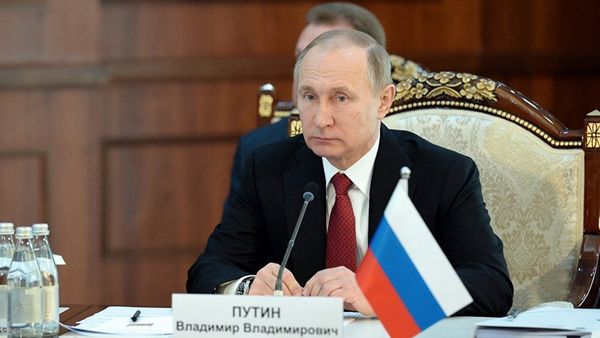 Президент РФ Владимир Путин на ВЕЭС - Sputnik Азербайджан