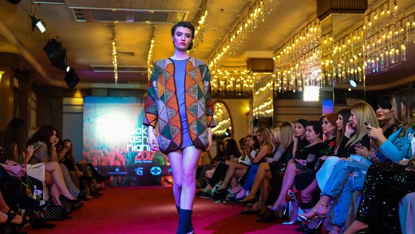 Весенний модный показ Baku Fashion Night 2017 - Sputnik Азербайджан
