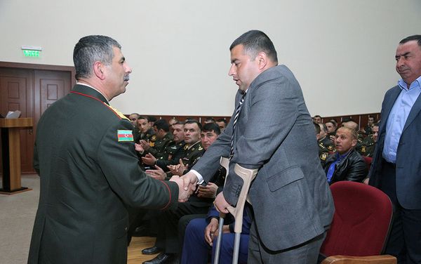 Генерал-полковник Закир Гасанов вручает медаль участникам апрельских боев - Sputnik Азербайджан