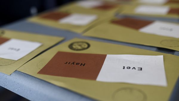 Бюллетени с надписями Evet (Да) и Hayır (Нет) в одном из избирательных участков Стамбула, 16 апреля 2017 года - Sputnik Азербайджан