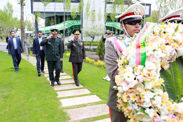 Генерал-полковник Закир Гасанов и бригадный генерал Ирана Хусейн Дехган посещают мемориальный комплекс шехидов в Тегеране - Sputnik Азербайджан