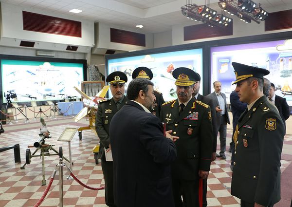 Министр обороны Азербайджанской Республики генерал-полковник Закир Гасанов на выставке оборонной промышленности Ирана - Sputnik Азербайджан