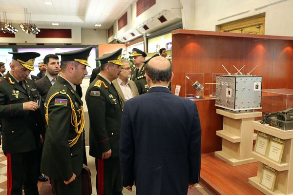 Министр обороны Азербайджана Закир Гасанов знакомится с экспонатами выставки оборонной промышленности Ирана - Sputnik Азербайджан