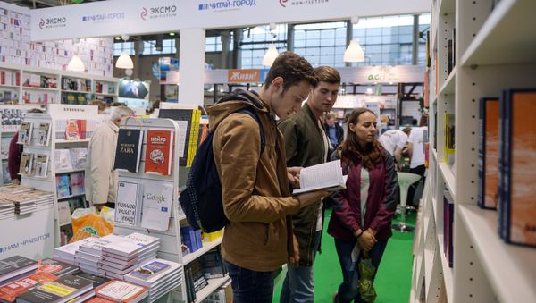 Посетители на открытии международной книжной выставки-ярмарки, фото из архива - Sputnik Азербайджан