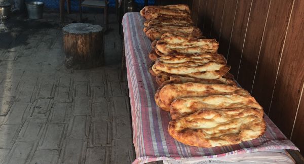 Выпеченный в тандыре хлеб бывает очень горячим и невероятно вкусным - Sputnik Азербайджан