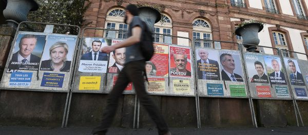 Агитационные плакаты кандидатов на президентских выборах во Франции, 10 апреля 2017 года - Sputnik Азербайджан