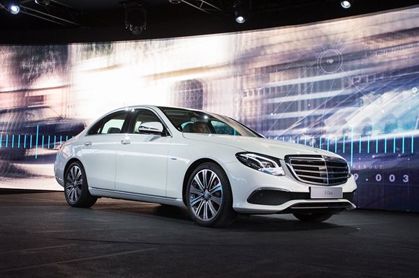 Mercedes S Class 2017 года выпуска, суточная аренда которого составляет 600 манатов - Sputnik Азербайджан