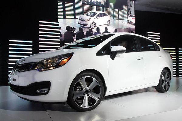 Самый дешевый автомобиль – KIA Rio, предоставляемый за 50 манатов в сутки - Sputnik Азербайджан