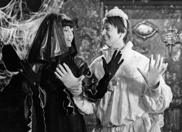 Актриса Джейн Фонда (слева) в роли Ночи и актер Георгий Вицин (справа) на съемках фильма Синяя птица - Sputnik Азербайджан