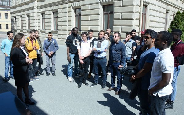 Студенты-иностранцы UNEC посетили Расстрелянные памятники в саду Национального музея искусств - Sputnik Азербайджан