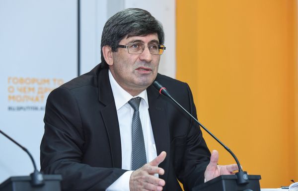 Руководитель Sputnik Азербайджан Азиз Алиев в ходе пресс-конференция участницы проекта Ты супер! Парваны Алджановой Руководитель Sputnik Азербайджан Азиз Алиев в ходе пресс-конференция участницы проекта Ты супер! Парваны Алджановой - Sputnik Азербайджан