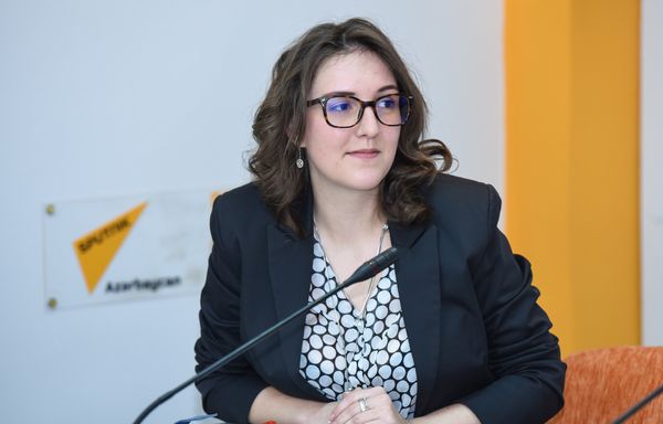 Координатор проекта Ты супер! по Азербайджану Камилла Алиева в ходе пресс-конференции Парваны Алджановой Координатор проекта Ты супер! по Азербайджану Камилла Алиева в ходе пресс-конференции Парваны Алджановой - Sputnik Азербайджан