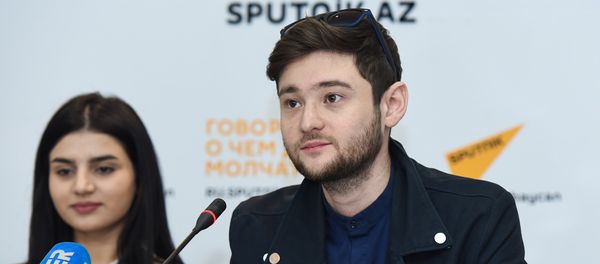 Победитель конкурса Евровидение 2012 Эльдар Гасымов на пресс-конференции Парваны Алджановой - Sputnik Азербайджан