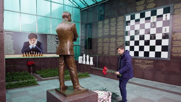 Российский гроссмейстер Сергей Карякин посетил Шахматную академию Вюгара Гашимова - Sputnik Азербайджан