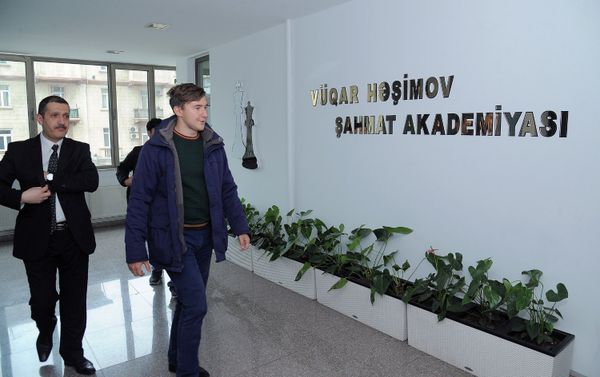 Российский гроссмейстер Сергей Карякин посетил Шахматную академию Вюгара Гашимова - Sputnik Азербайджан