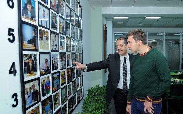 Российский гроссмейстер Сергей Карякин посетил Шахматную академию Вюгара Гашимова - Sputnik Азербайджан