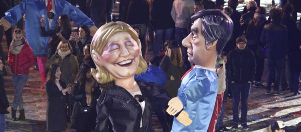 Куклы французских кандидатов в президенты Марин Ле Пен, слева и Франсуа Фийон, фото из архива - Sputnik Азербайджан