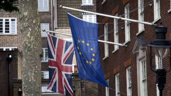 Флаги Великобритании и ЕС перед лондонским офисом Европарламента, 22 июня 2016 года - Sputnik Азербайджан
