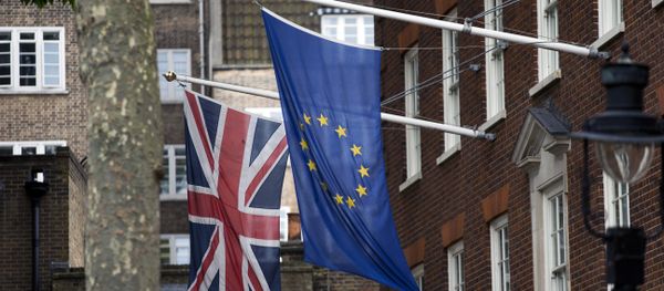 Флаги Великобритании и ЕС перед лондонским офисом Европарламента, 22 июня 2016 года - Sputnik Азербайджан