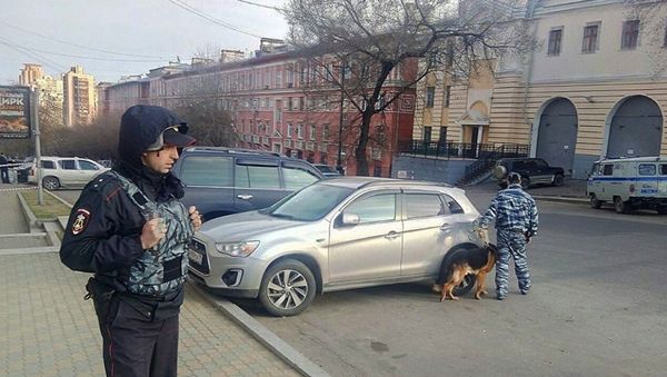 Сотрудники правоохранительных органов на месте нападения на приемную ФСБ в Хабаровске, 21 апреля 2017 года - Sputnik Азербайджан