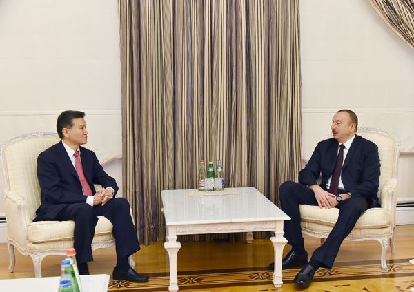 Президент Азербайджана Ильхам Алиев принял президента Международной шахматной федерации - Sputnik Азербайджан