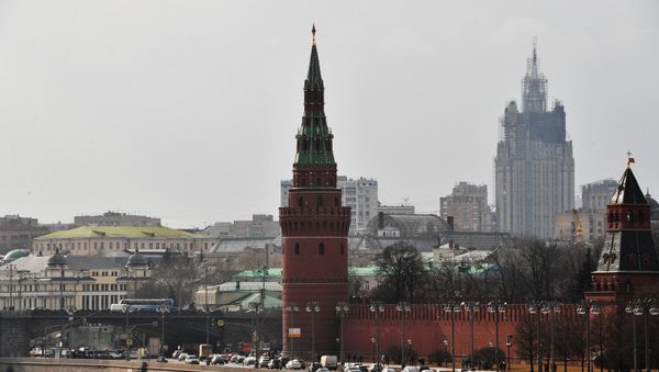 Московский Кремль и Кремлевская набережная, на втором плане справа — здание министерства иностранных дел РФ - Sputnik Азербайджан
