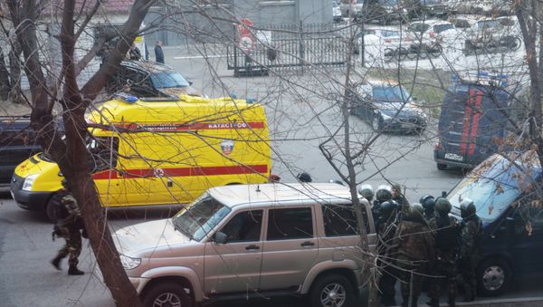 Бойцы СОБРа недалеко от здания здания приемной Управления ФСБ России по Хабаровскому краю, в котором неизвестный открыл огонь по сотрудникам и посетителям - Sputnik Азербайджан