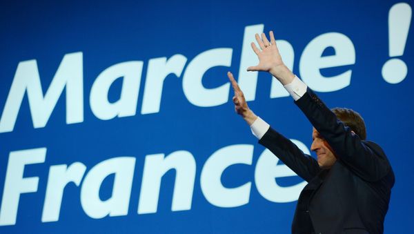 Кандидат в президенты Франции, лидер движения En Marche Эммануэль Макрон во время пресс-конференции по итогам первого тура президентских выборов во Франции - Sputnik Азербайджан