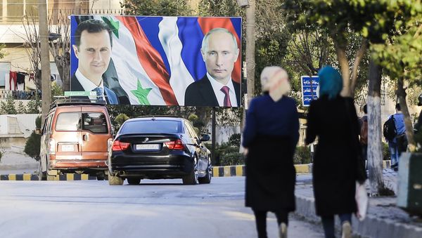 Сирийцы, идущие мимо гигантского плаката с президентом Сирии Башаром Асадом и президентом России  Владимиром Путиным, фото из архива - Sputnik Азербайджан