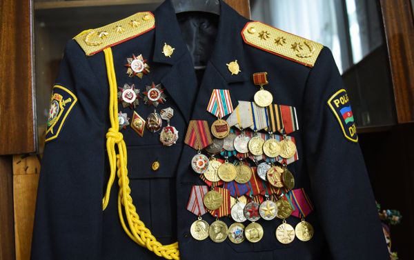 Исмаил Касумов за подвиги и мужество в годы ВОВ 1941-1945 годов награжден орденами Отечественной войны I степени, Отечественной войны II степени, медалью За отвагу и 38-ю другими медалями - Sputnik Азербайджан