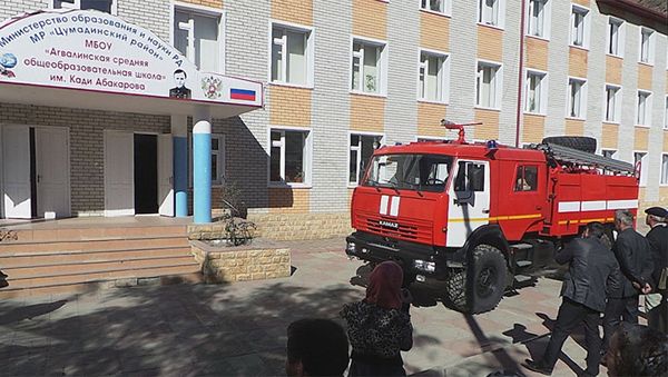 Пожарная машина у здания Агвалинской школы в Дагестане, фото из архива - Sputnik Азербайджан