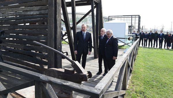 Президент Ильхам Алиев ознакомился с состоянием после реконструкции первой в мире скважины, пробуренной промышленным способом, на месторождении Бибиэйбат - Sputnik Азербайджан