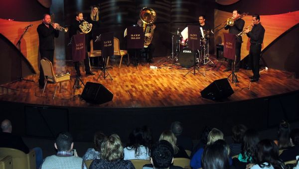 Выступление ансамбля духовых инструментов Baku Brass в Центре мугама в Баку - Sputnik Азербайджан