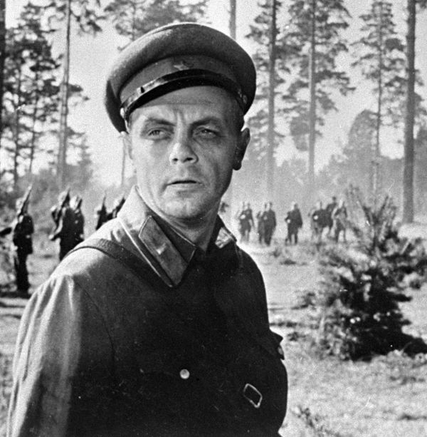 Кадр из кинофильма Живые и мертвые. Артист Кирилл Лавров в роли Синцова - Sputnik Азербайджан