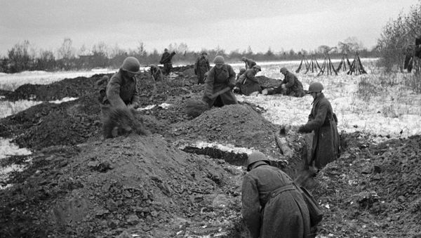 Советские солдаты роют окопы готовясь к отражению атаки врага, 1943 год - Sputnik Азербайджан