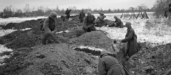Советские солдаты роют окопы готовясь к отражению атаки врага, 1943 год - Sputnik Азербайджан