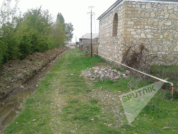 В настоящее время на данной улице 30 домов, и ни у одного из них нет документов - Sputnik Азербайджан