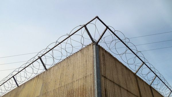 Колючая проволока над забором, фото из архива - Sputnik Азербайджан