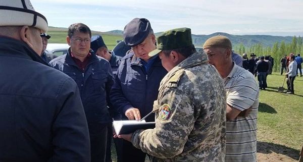 На месте происшествия работает поисковый отряд в составе 100 сотрудников МЧС Кыргызстана - Sputnik Азербайджан