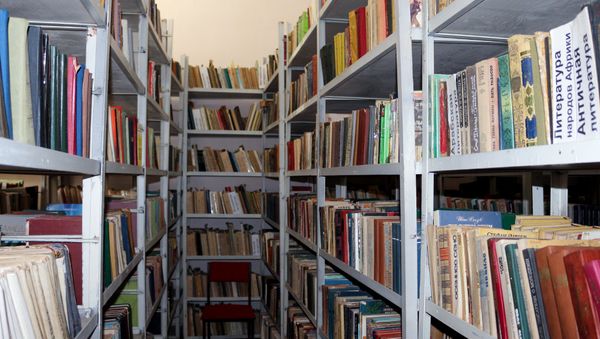 Стеллаж с книгами одной из библиотек Наримановского района Баку - Sputnik Азербайджан
