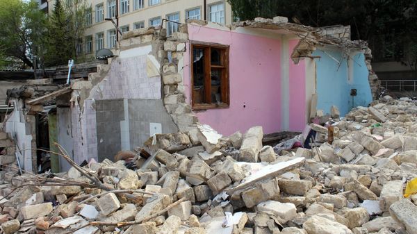 Остатки снесенного дома 193 по улице Сулеймана Рустама, фото из архива Остатки снесенного дома 193 по улице Сулеймана Рустама, фото из архива - Sputnik Азербайджан