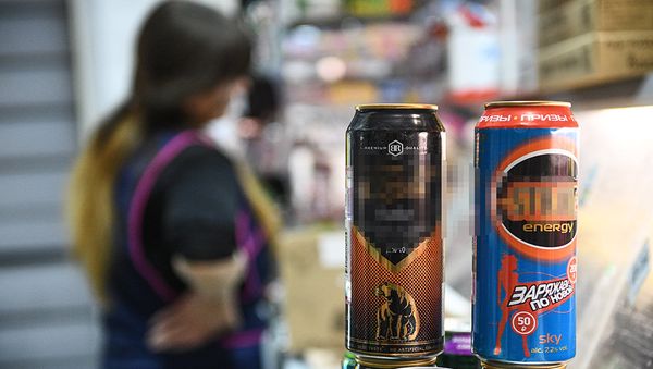 Банки с энергетическими напитками в одном из московских продуктовых магазинов, фото из архива - Sputnik Азербайджан