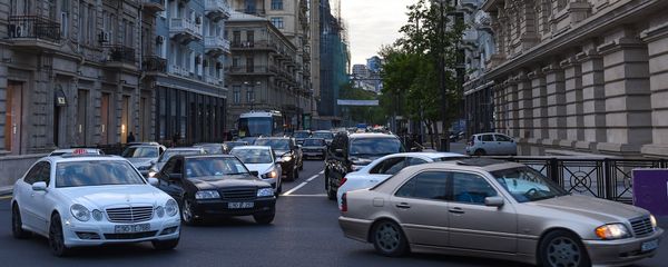 Движение транспорта на одной из центральных улиц Баку, фото из архива - Sputnik Азербайджан