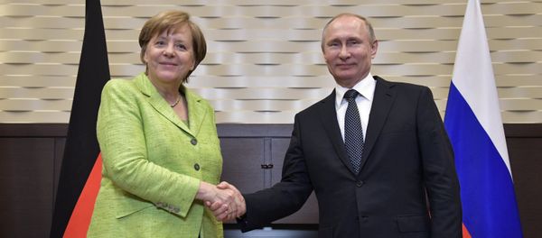 Президент РФ Владимир Путин и федеральный канцлер ФРГ Ангела Меркель во время встречи - Sputnik Азербайджан