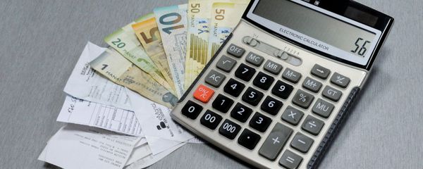 Квитанции за коммунальные услуги и азербайджанские манаты различного номинала, фото из архива - Sputnik Азербайджан