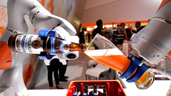 Роботизированная рука заполняет стакан баварским Вайсом на стенде немецкой компании Kuka на крупнейшей в мире промышленной ярмарке Ганноверская ярмарка в Ганновере, Германия, 24 апреля 2017 года - Sputnik Азербайджан