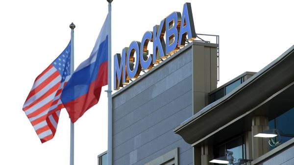 Флаги России и США в аэропорту Внуково-2, фото из архива - Sputnik Азербайджан