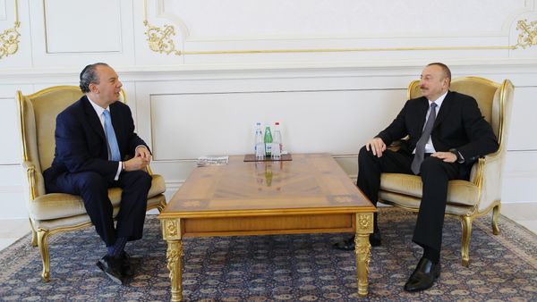Президент Азербайджана Ильхам Алиев принял президента Фонда этнического взаимопонимания США Марка Шнайера - Sputnik Азербайджан
