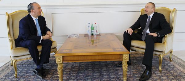 Президент Азербайджана Ильхам Алиев принял президента Фонда этнического взаимопонимания США Марка Шнайера - Sputnik Азербайджан