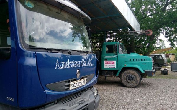 Подвергшаяся обстрелу техника Агдамского управления механического орошения ОАО Мелиорации и водного хозяйства - Sputnik Азербайджан